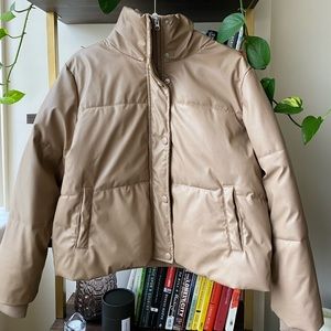 Leather puffer in perfect condition !